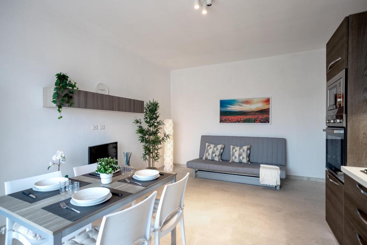 Free Parkinga Due Passi Da Navigli Con Balcone Apartamento *