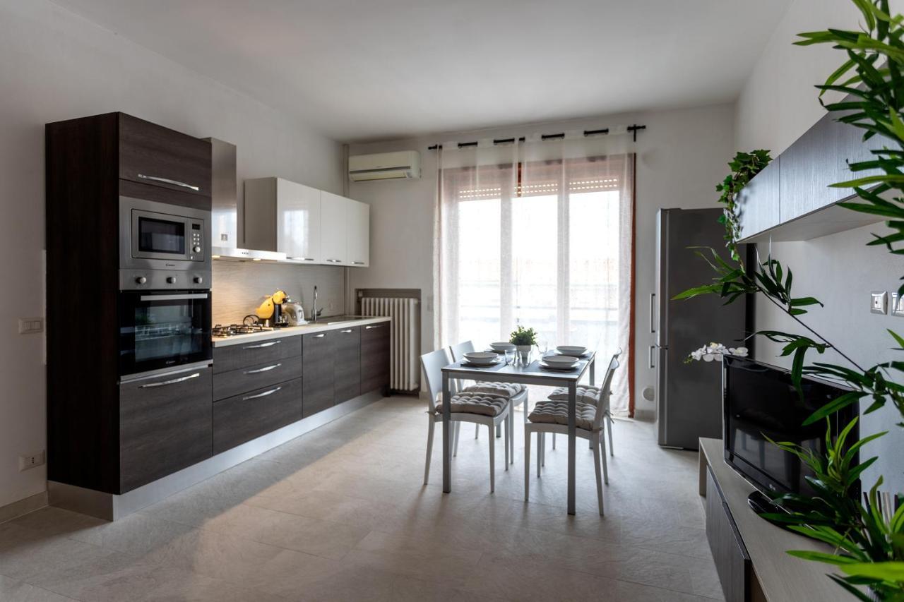 Free Parkinga Due Passi Da Navigli Con Balcone Apartamento Milão