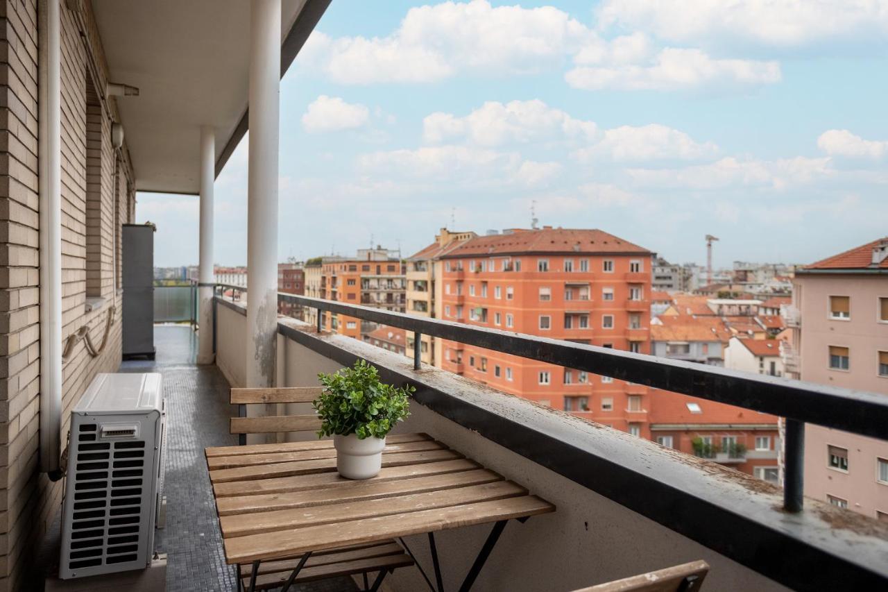 Free Parkinga Due Passi Da Navigli Con Balcone Milão