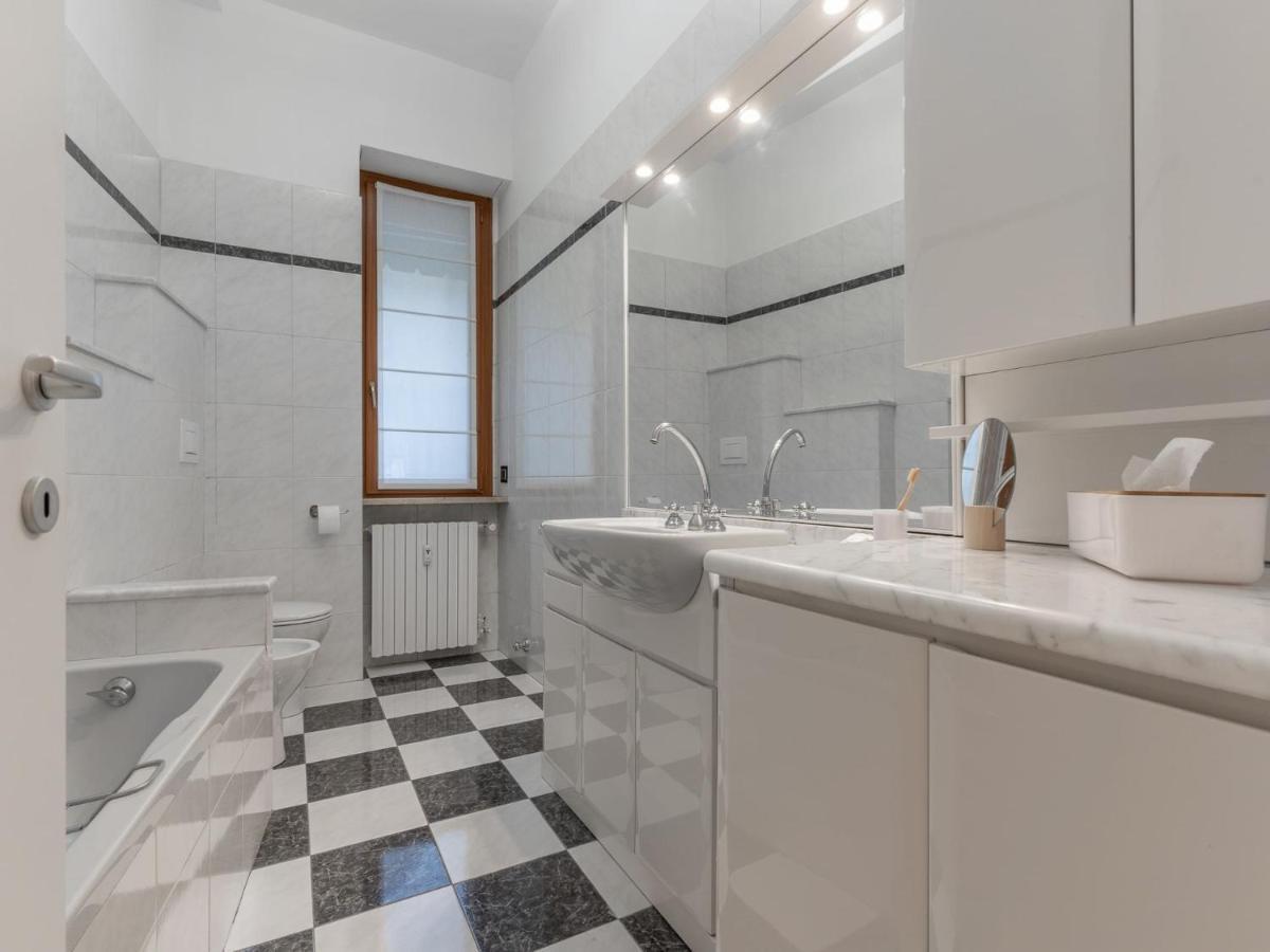 The Rent - Spacious Three-bedroom In Moscova Apartment Milan