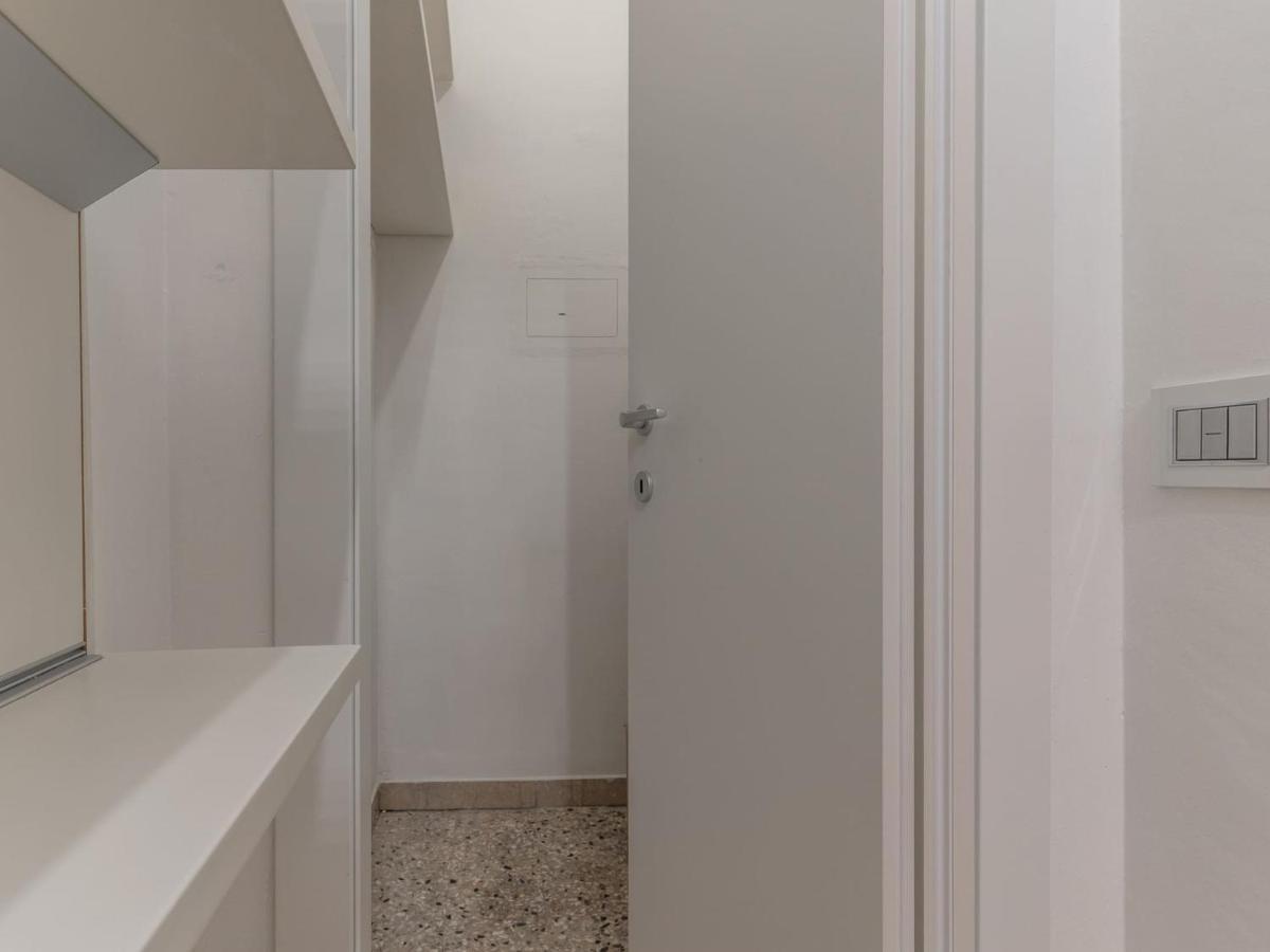 The Rent - Spacious Three-bedroom In Moscova Milan