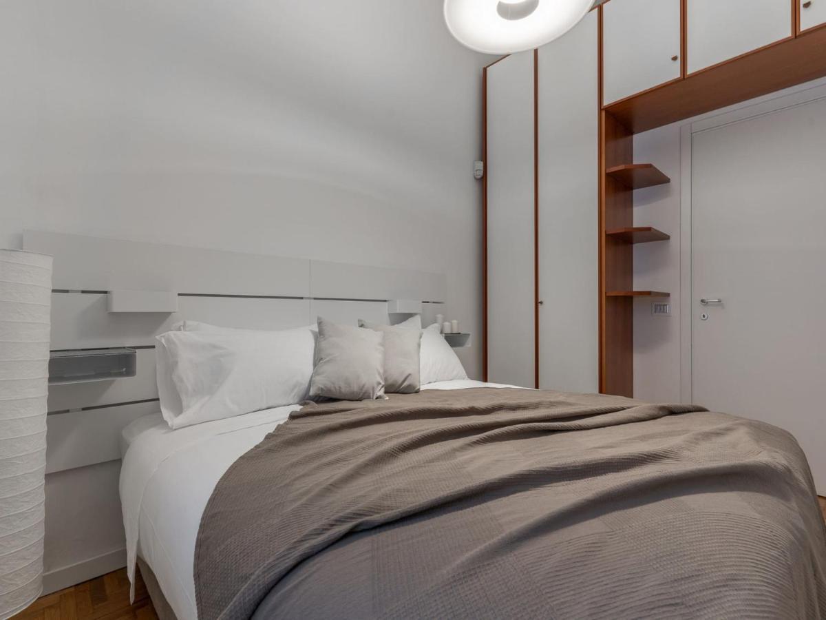 The Rent - Spacious Three-bedroom In Moscova Apartment