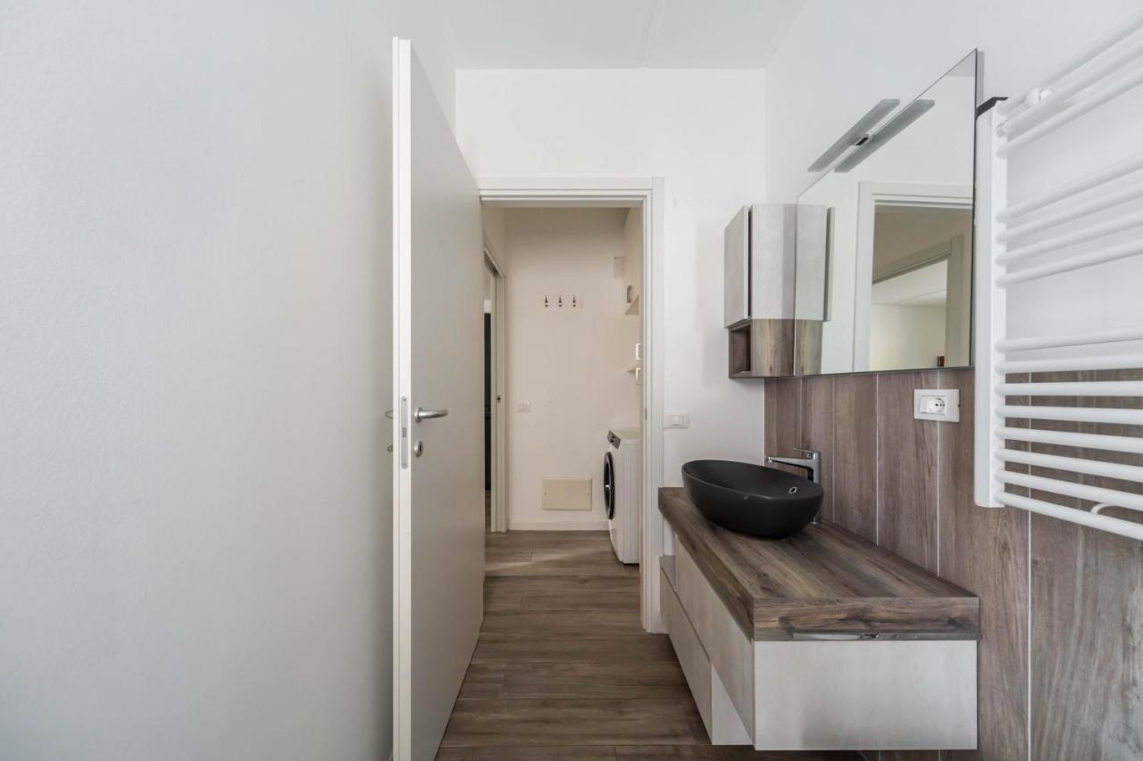 Comfy With Private Parking & Balcony Apartment