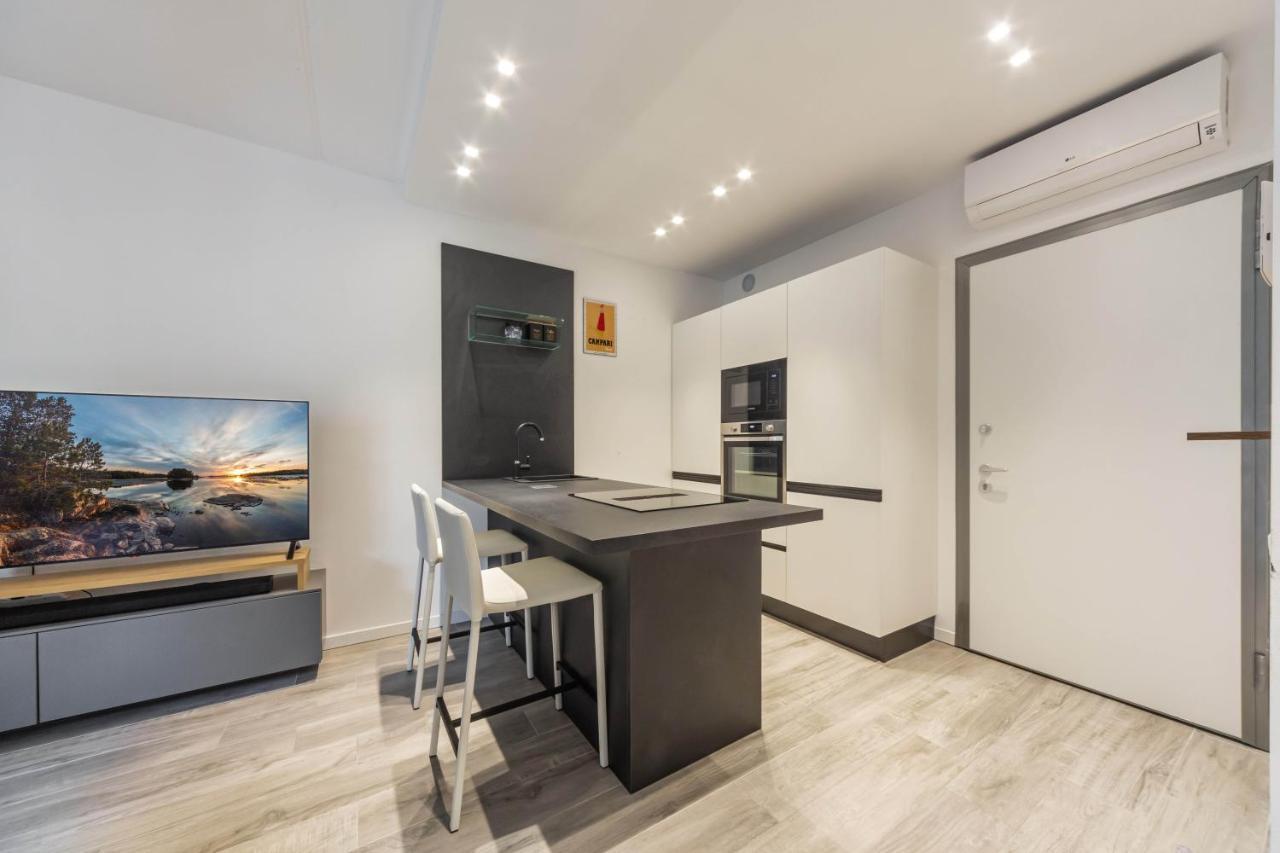 Apartment Comfy With Private Parking & Balcony