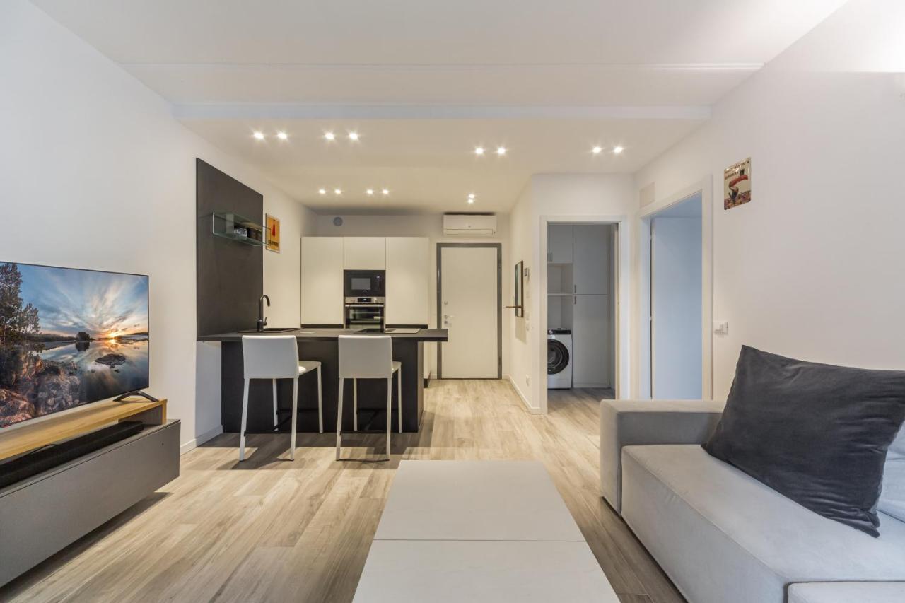 Comfy With Private Parking & Balcony Apartment