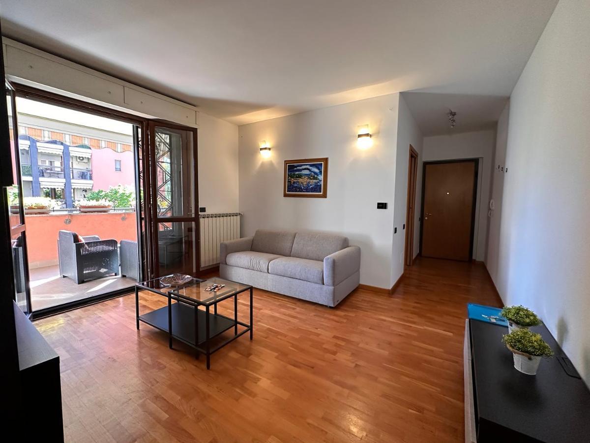 Bwr - Bilocale Con Terrazzo, Via Gonin * Milan