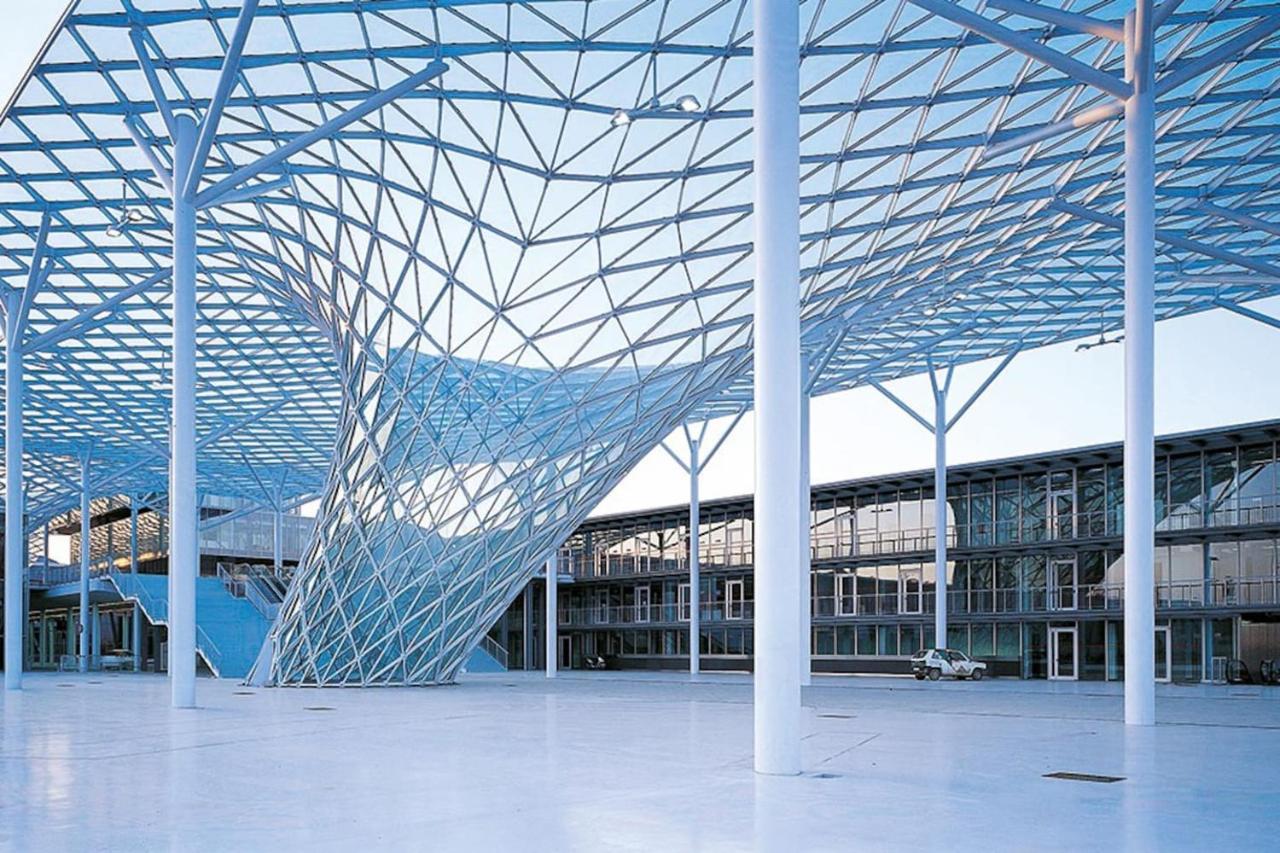 While Underground And Bus Station A/c Milan