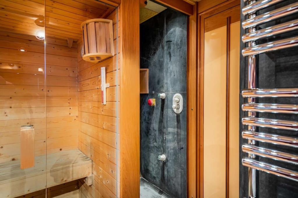 Apartment Luxury Penthouse - Sauna, Garage, Office, Terrace Milan