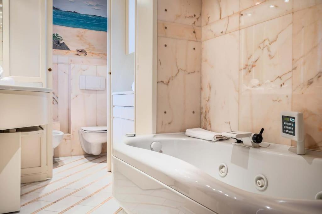 Luxury Penthouse - Sauna, Garage, Office, Terrace Apartment Milan