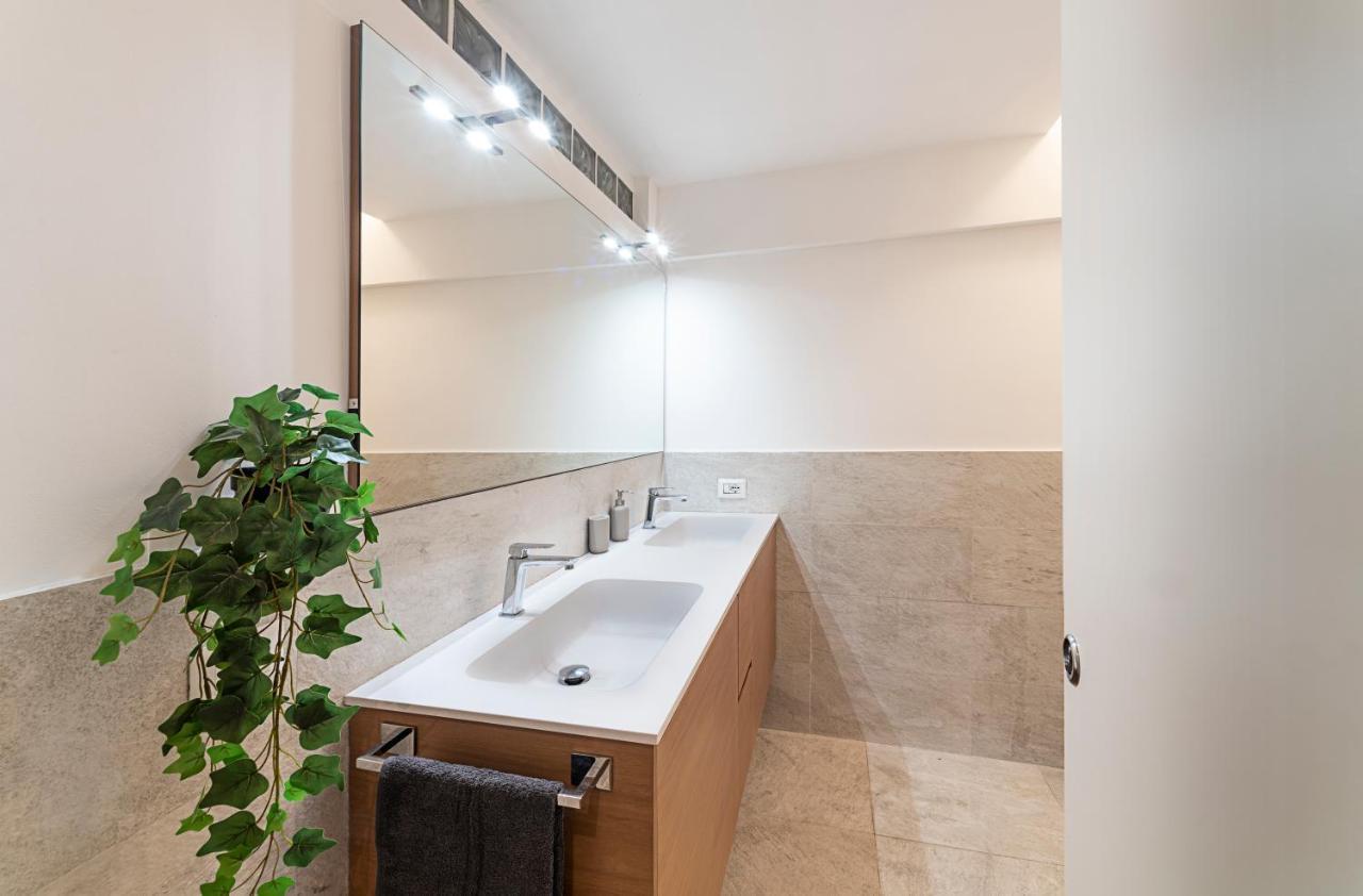 Deluxe 120 Mq , 4 Minuti A Piedi Dai Navigli Apartment Milan