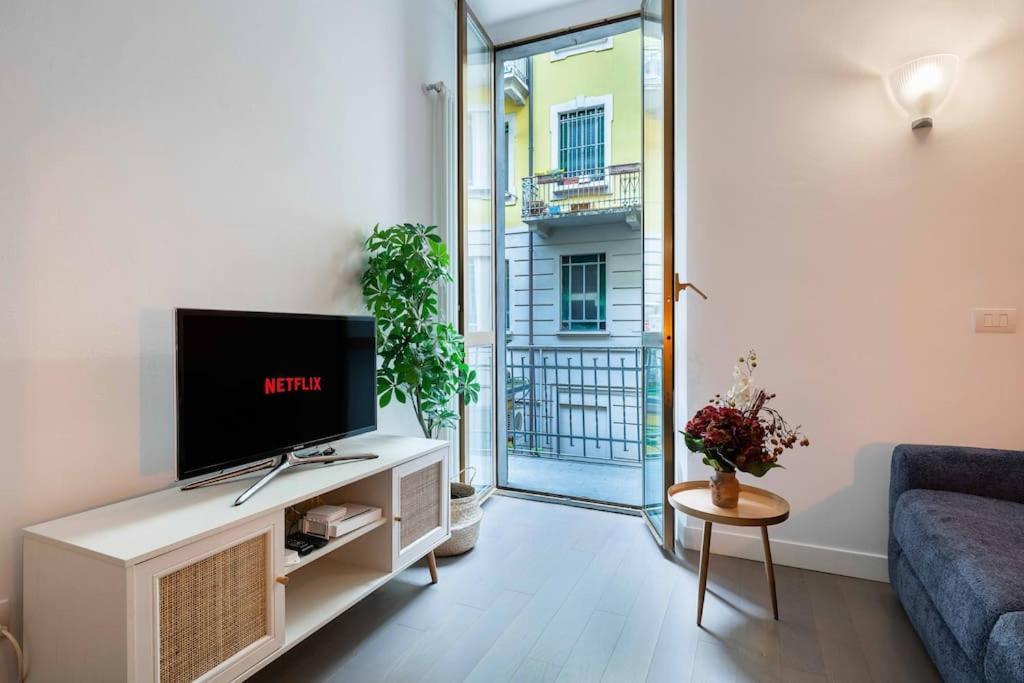 Central Station & Shuttle Airport Stop 2' Walk Milano