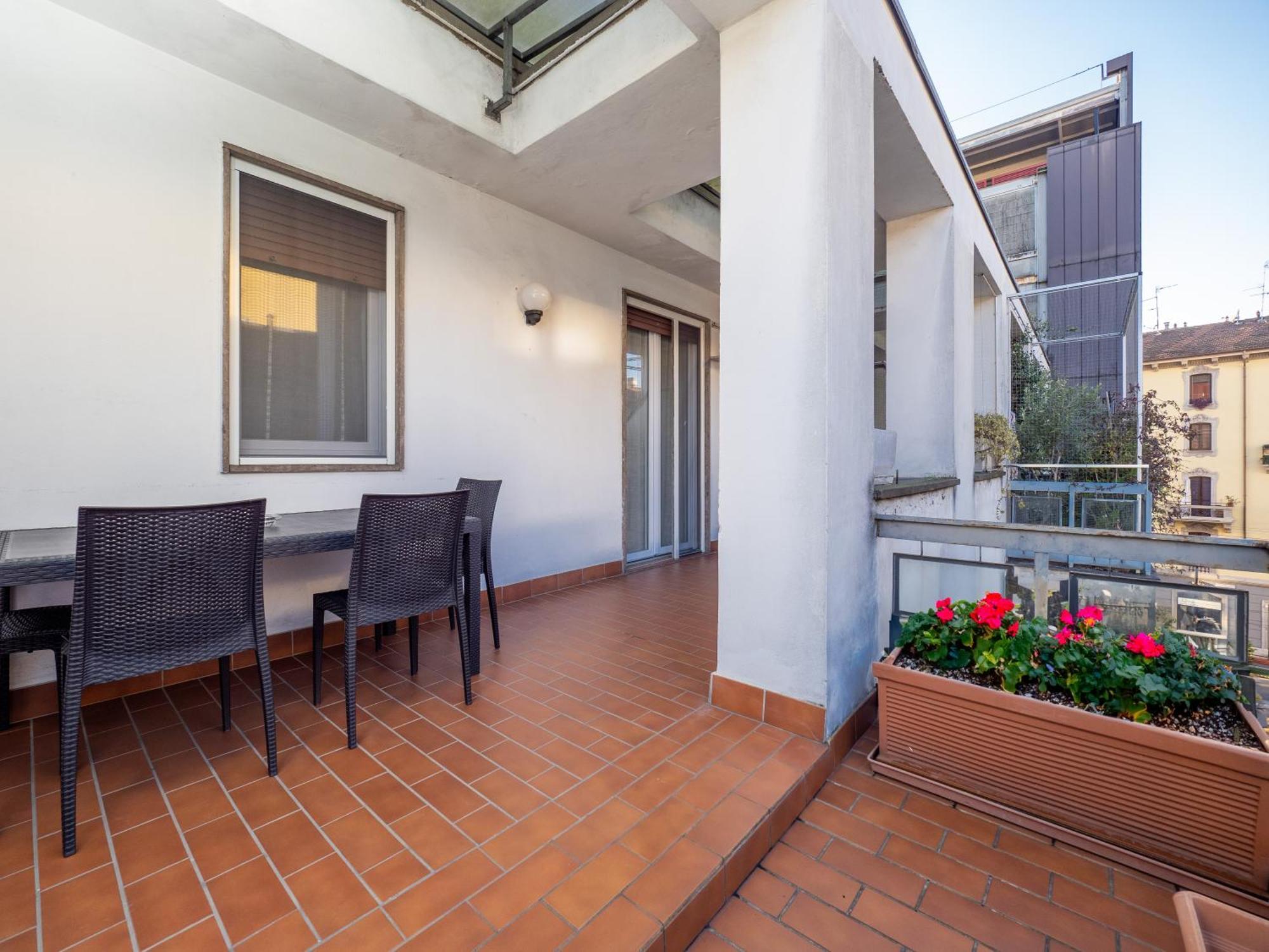 Flat In Center With Terrace, Near Garibaldi Fs Appartamento