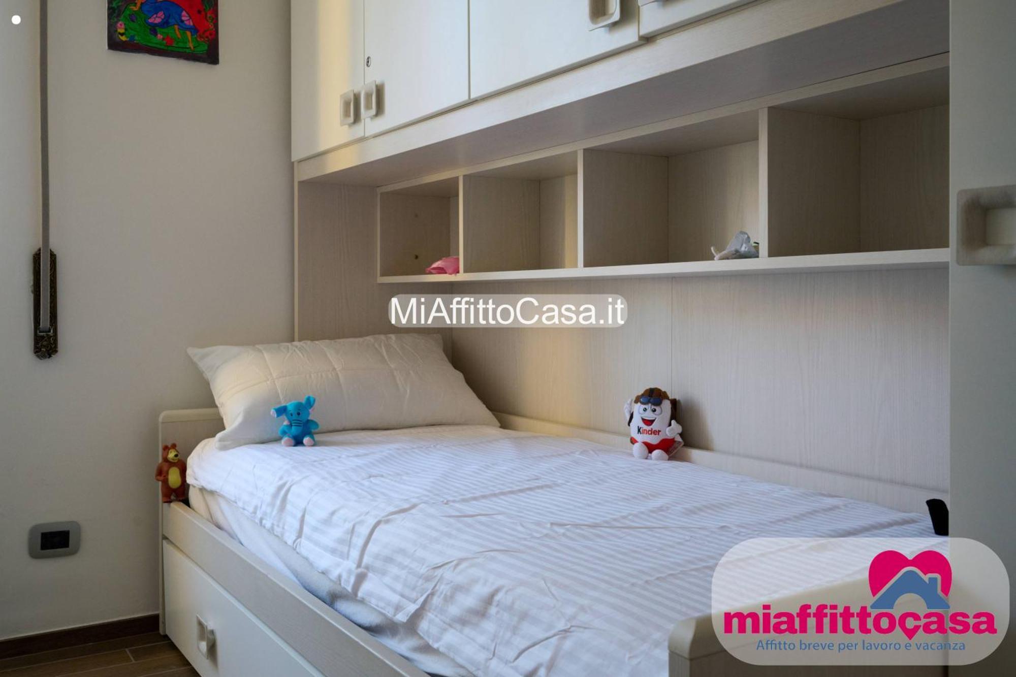Apartment Wissam's Red Kitchen Milan