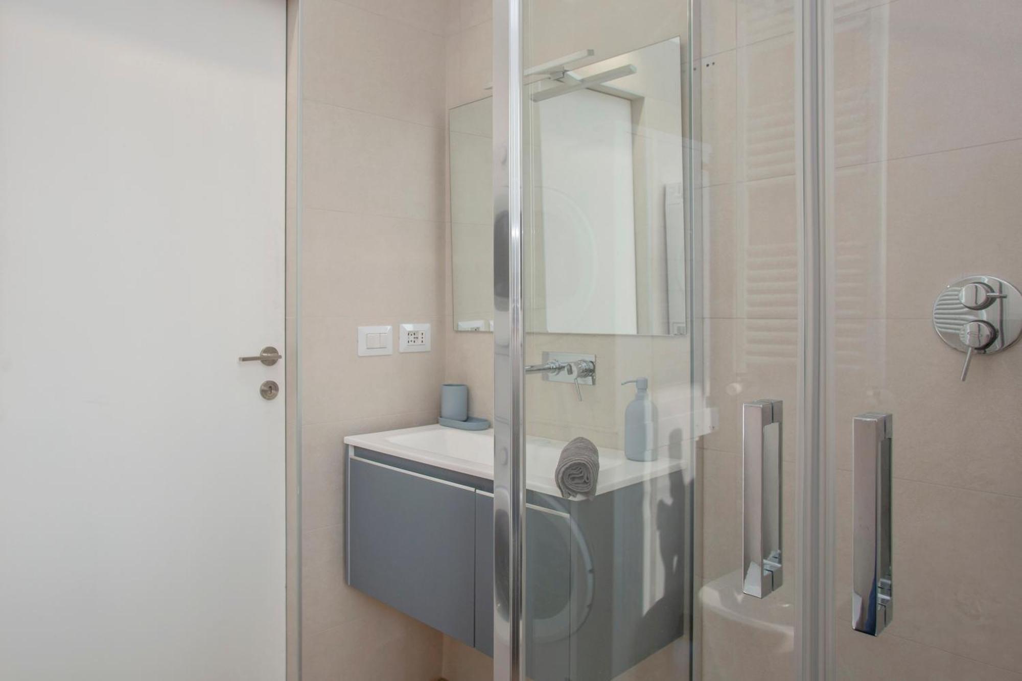 Gambara Urban Flat - Stylish And Next To Metro Apartment