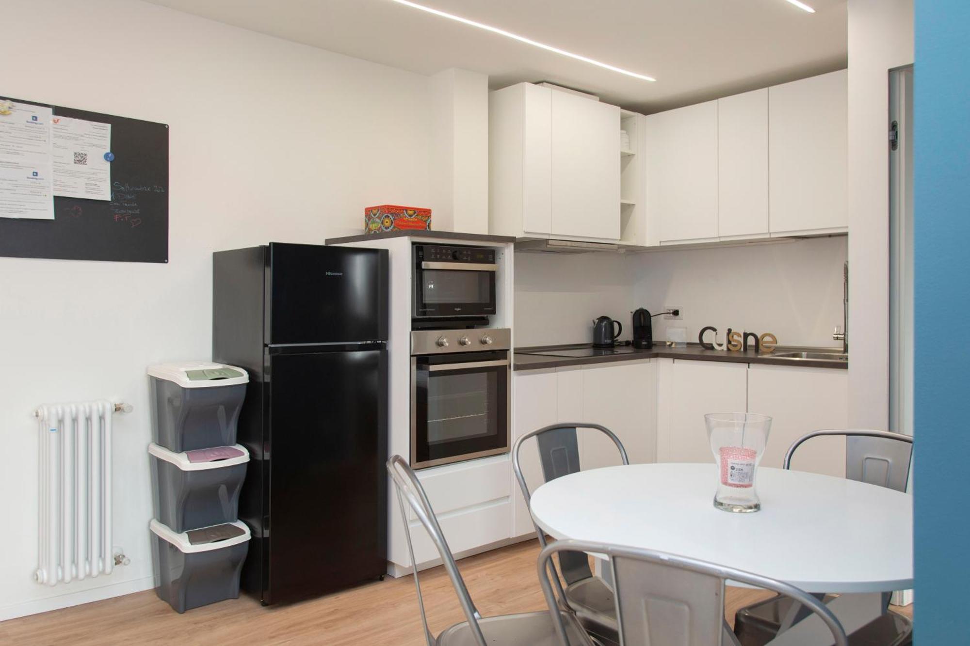 Gambara Urban Flat - Stylish And Next To Metro Apartment *