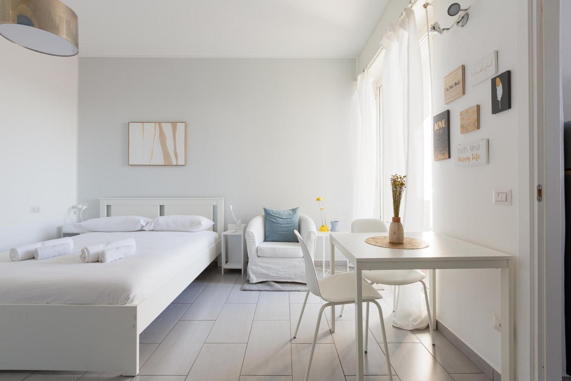 Bande Nere Mm1 - Modern With Balcony!