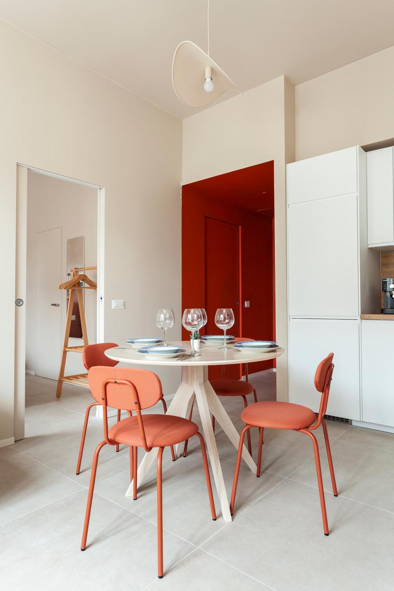 Giulio's Hideaway - Close To Station