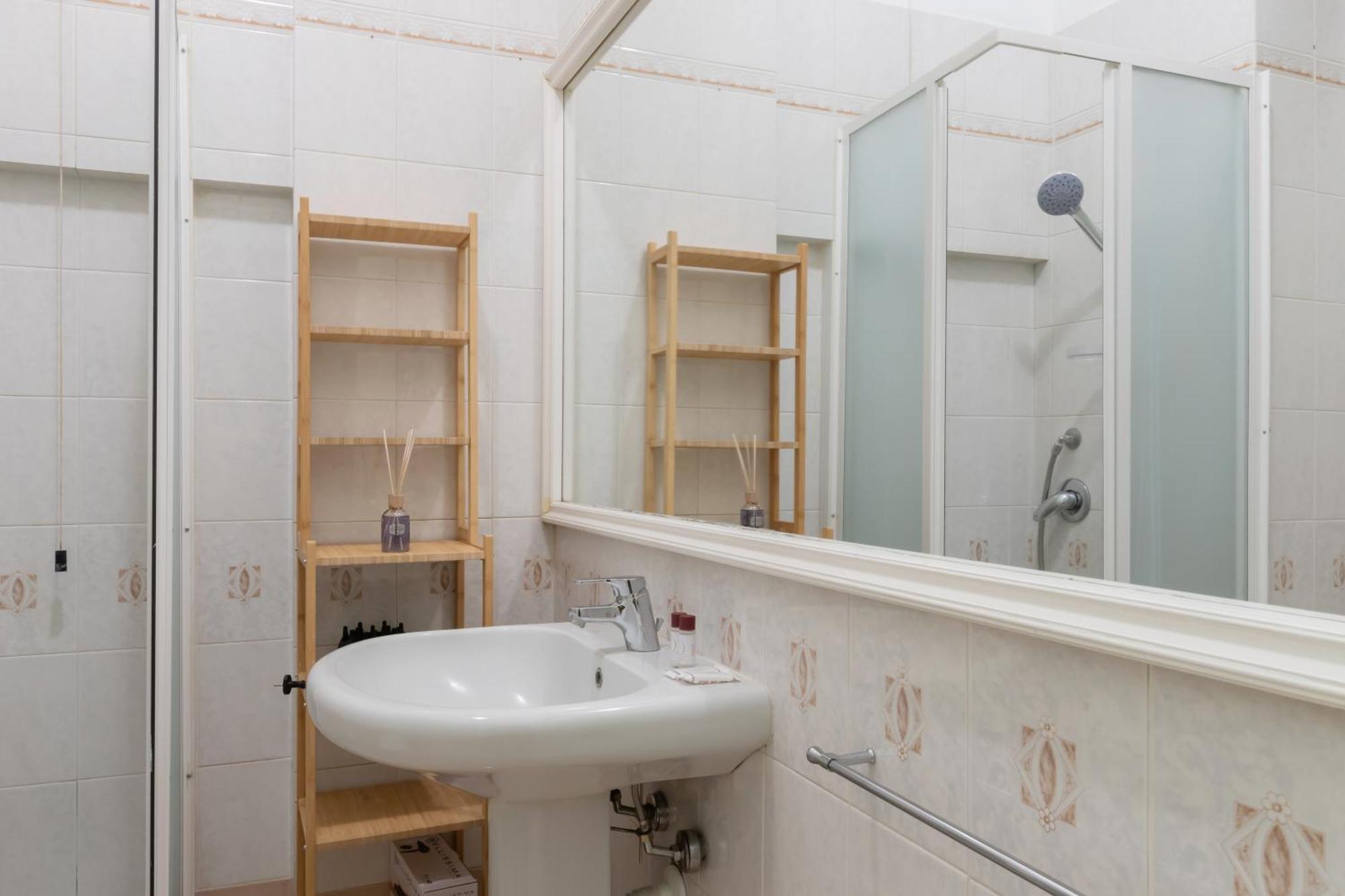 Apartment Sanzio City Escape - 15min From Duomo
