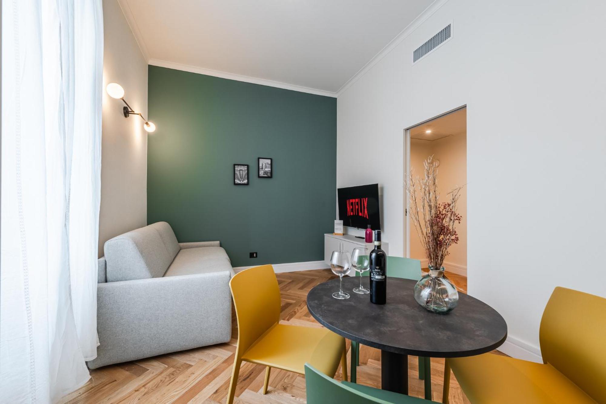 Spacious In Next To Metro Apartment Milan