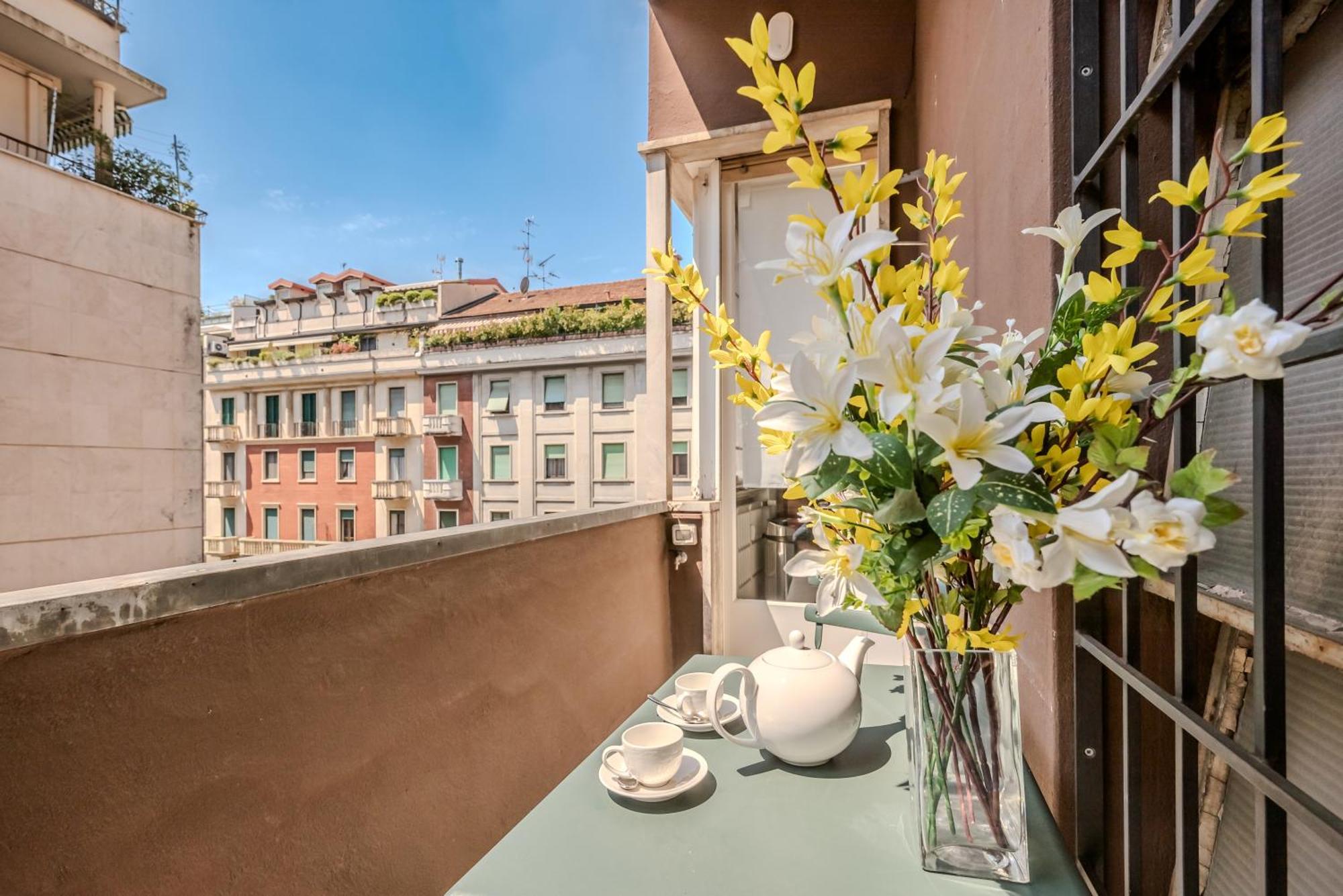 Ceradini With Balcony R&r * Milan