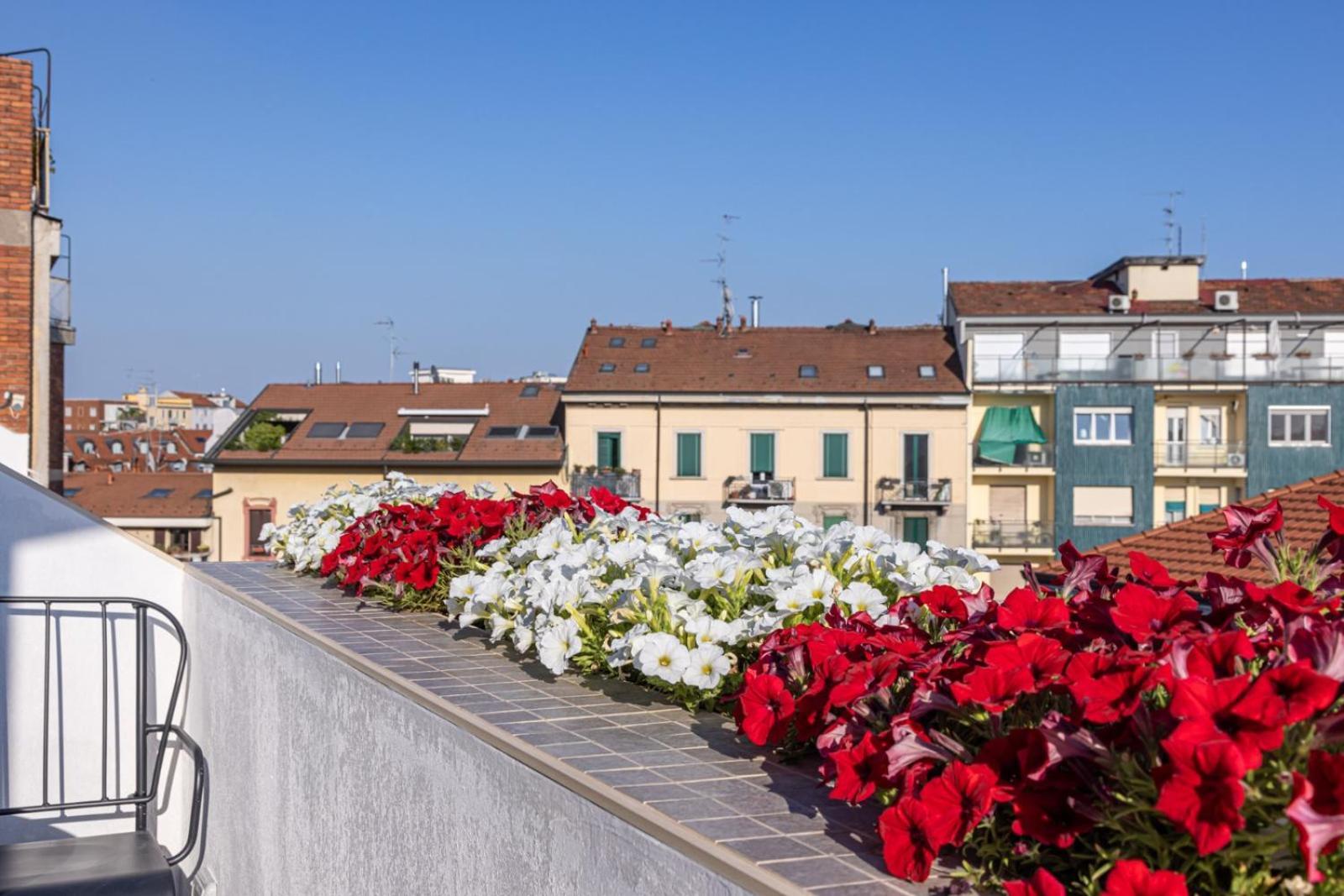 Apartment Deluxe Attic For 2, With Amazing Terrace And Poweful Wi-fi - Very Near The Metro, Position, Very Well Connected To Train Stations And Malpensa, Linate And Begramo Airports *