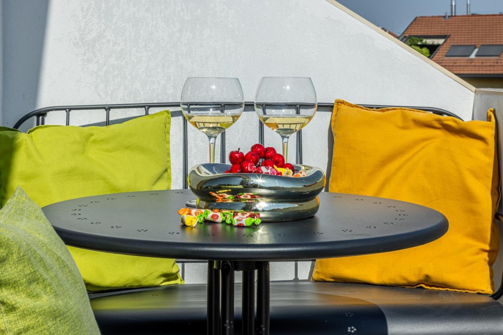 Deluxe Attic For 2, With Amazing Terrace And Poweful Wi-fi - Very Near The Metro, Position, Very Well Connected To Train Stations And Malpensa, Linate And Begramo Airports Milan