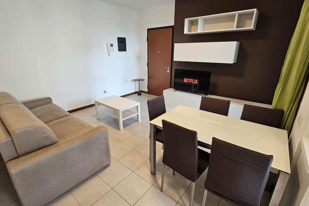 13th Floor, Garage Gratis, Metro M5 A 200mt, Giardino Giochi, Bicocca Apartment Milan