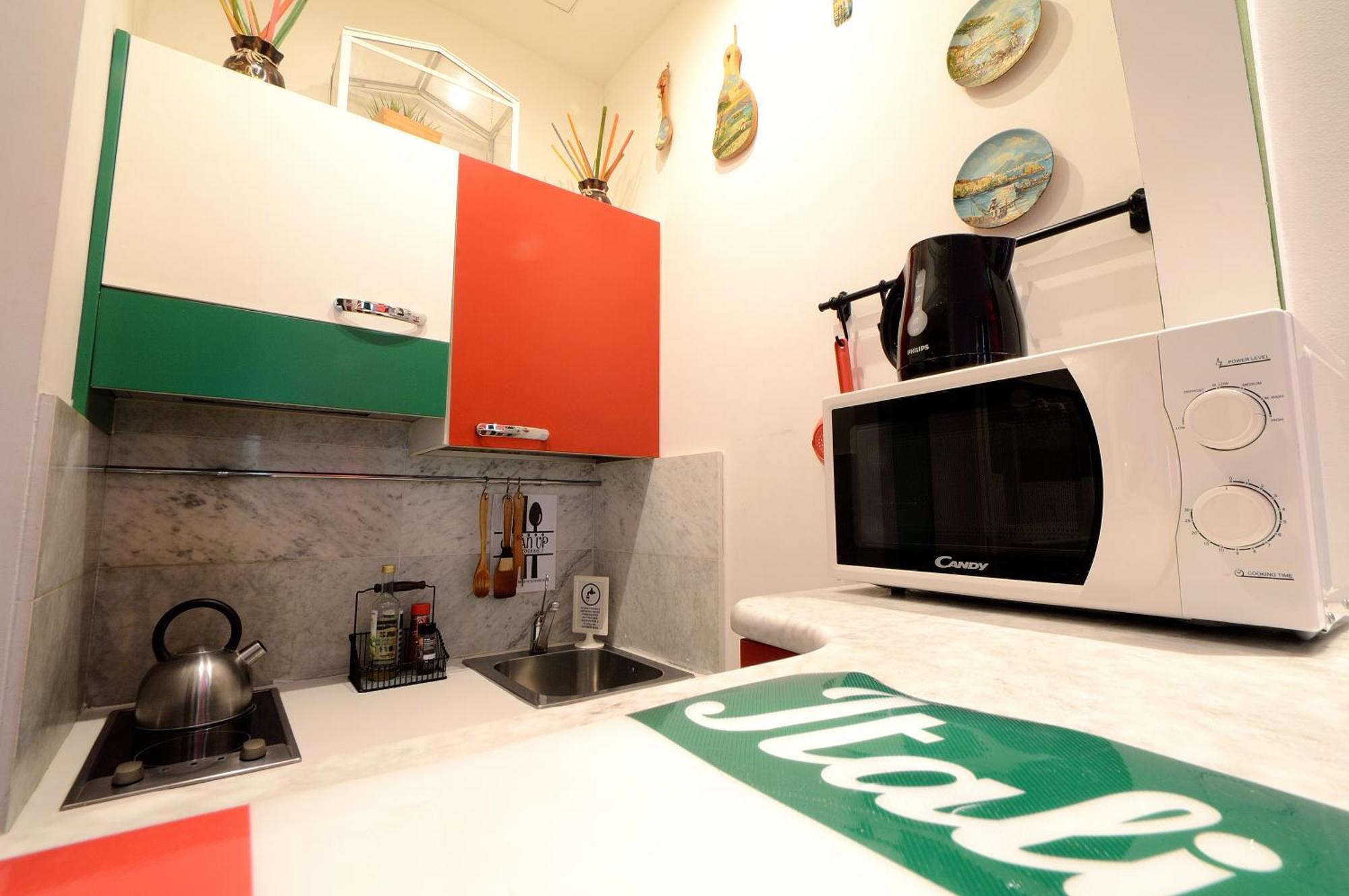 Bellissimo Mini A Tema Bandiera Italiana, Potente Wi-fi, 3 Linee Metropolitane Dietro Casa, Collegato Direttamente Con Aeroporto Di Malpensa E Rho Fiera Apartment Milan