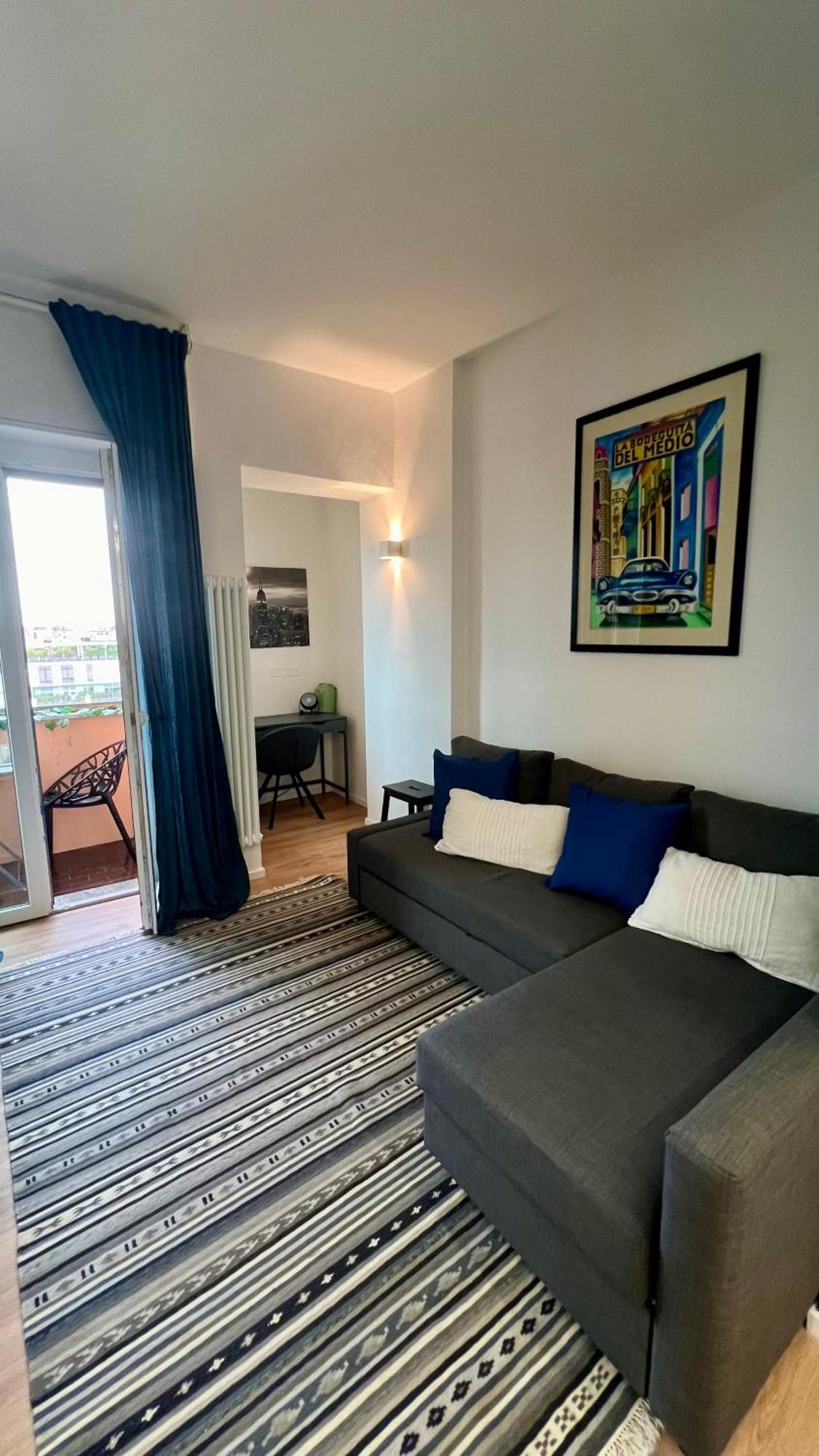 Gambara Urban Flat - Stylish And Next To Metro Apartment *