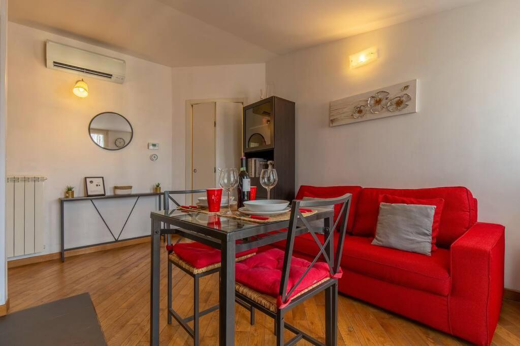 Unique & Strategic Flat, 50m From M4 Station Apartment *