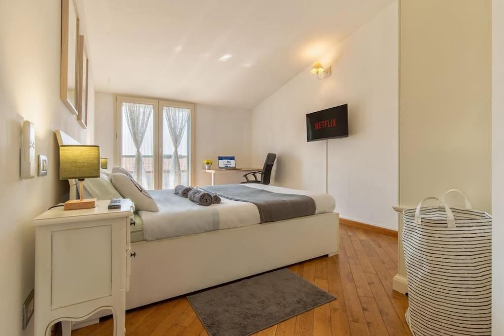 Unique & Strategic Flat, 50m From M4 Station Apartment *