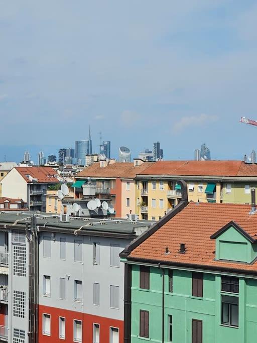 Unique & Strategic Flat, 50m From M4 Station Apartment