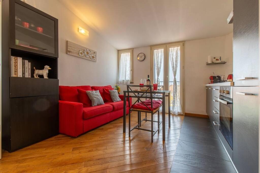 Unique & Strategic Flat, 50m From M4 Station Apartment