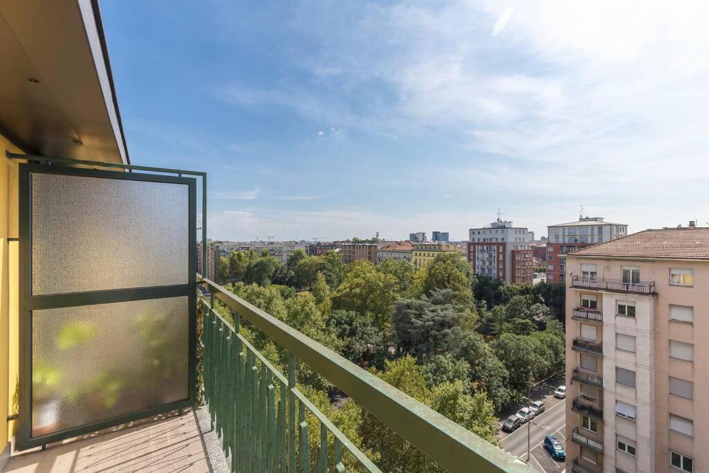 Unique & Strategic Flat, 50m From M4 Station Apartment