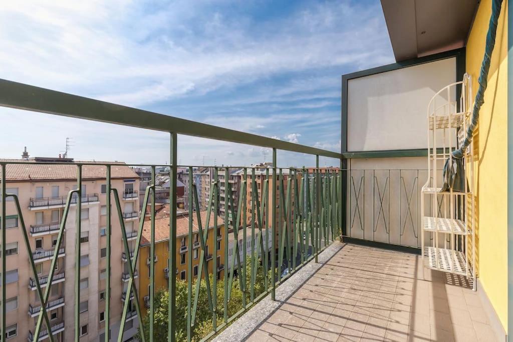 Unique & Strategic Flat, 50m From M4 Station Apartment *