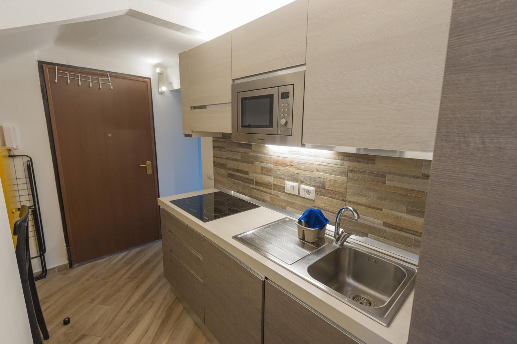 Apartment Deluxe Attic For 2, With Amazing Terrace And Poweful Wi-fi - Very Near The Metro, Position, Very Well Connected To Train Stations And Malpensa, Linate And Begramo Airports *