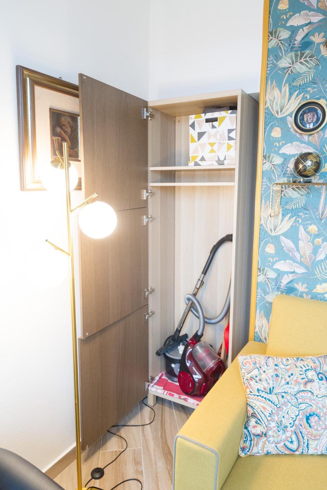 Apartment Deluxe Attic For 2, With Amazing Terrace And Poweful Wi-fi - Very Near The Metro, Position, Very Well Connected To Train Stations And Malpensa, Linate And Begramo Airports *