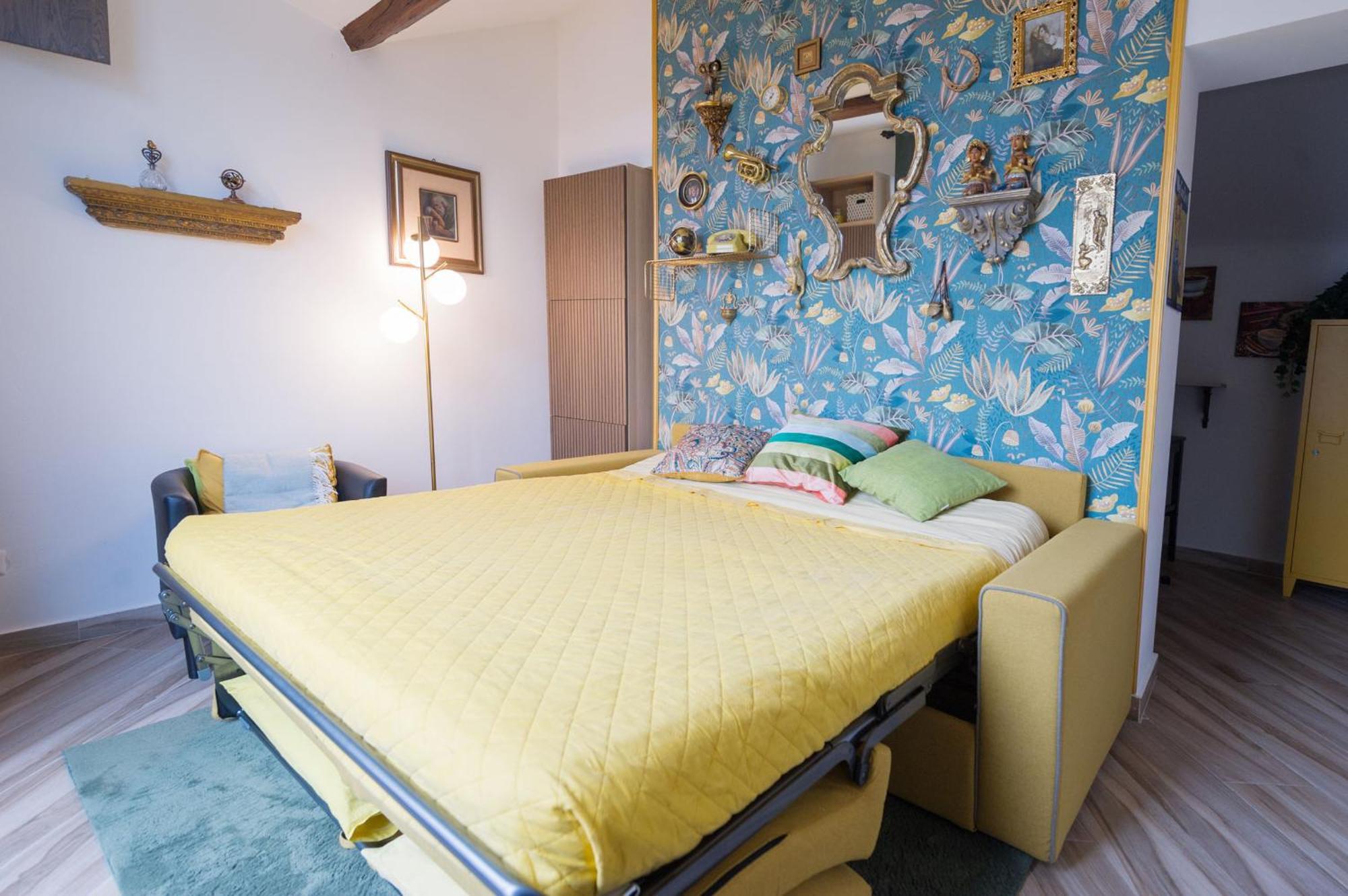 Deluxe Attic For 2, With Amazing Terrace And Poweful Wi-fi - Very Near The Metro, Position, Very Well Connected To Train Stations And Malpensa, Linate And Begramo Airports Apartment