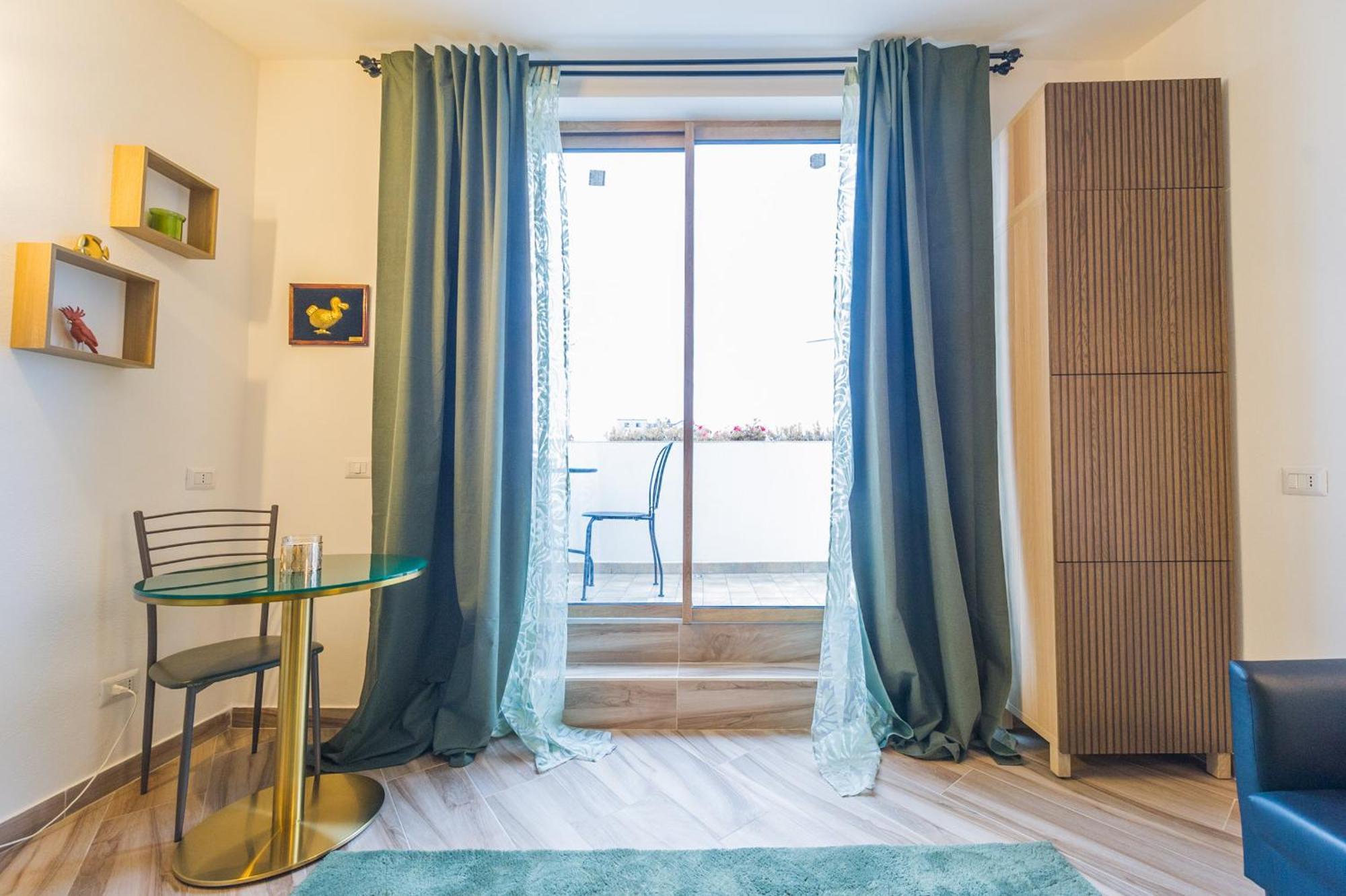 Apartment Deluxe Attic For 2, With Amazing Terrace And Poweful Wi-fi - Very Near The Metro, Position, Very Well Connected To Train Stations And Malpensa, Linate And Begramo Airports