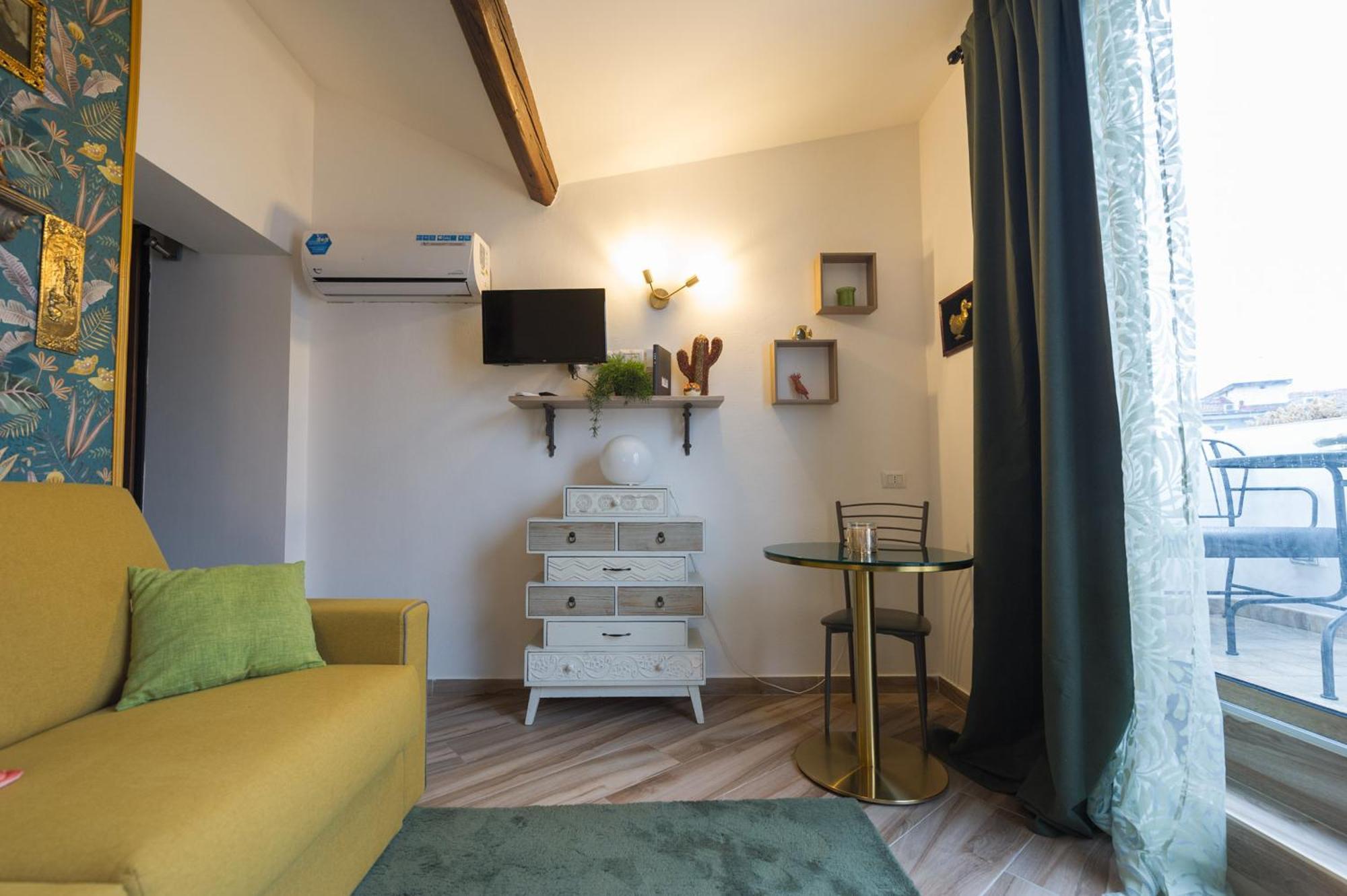 Deluxe Attic For 2, With Amazing Terrace And Poweful Wi-fi - Very Near The Metro, Position, Very Well Connected To Train Stations And Malpensa, Linate And Begramo Airports Apartment