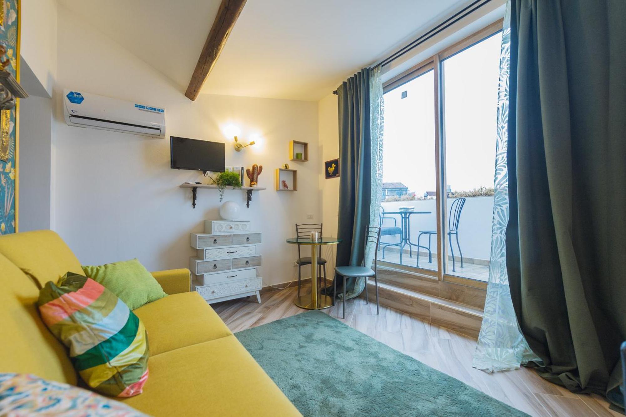 Deluxe Attic For 2, With Amazing Terrace And Poweful Wi-fi - Very Near The Metro, Position, Very Well Connected To Train Stations And Malpensa, Linate And Begramo Airports Apartment *