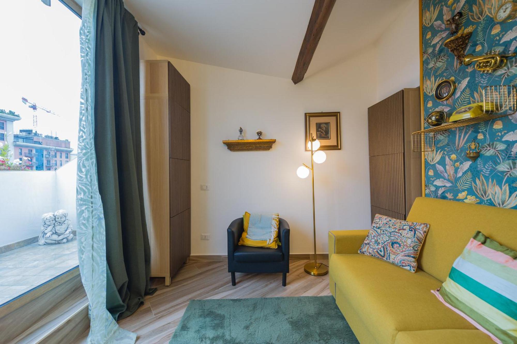Apartment Deluxe Attic For 2, With Amazing Terrace And Poweful Wi-fi - Very Near The Metro, Position, Very Well Connected To Train Stations And Malpensa, Linate And Begramo Airports *