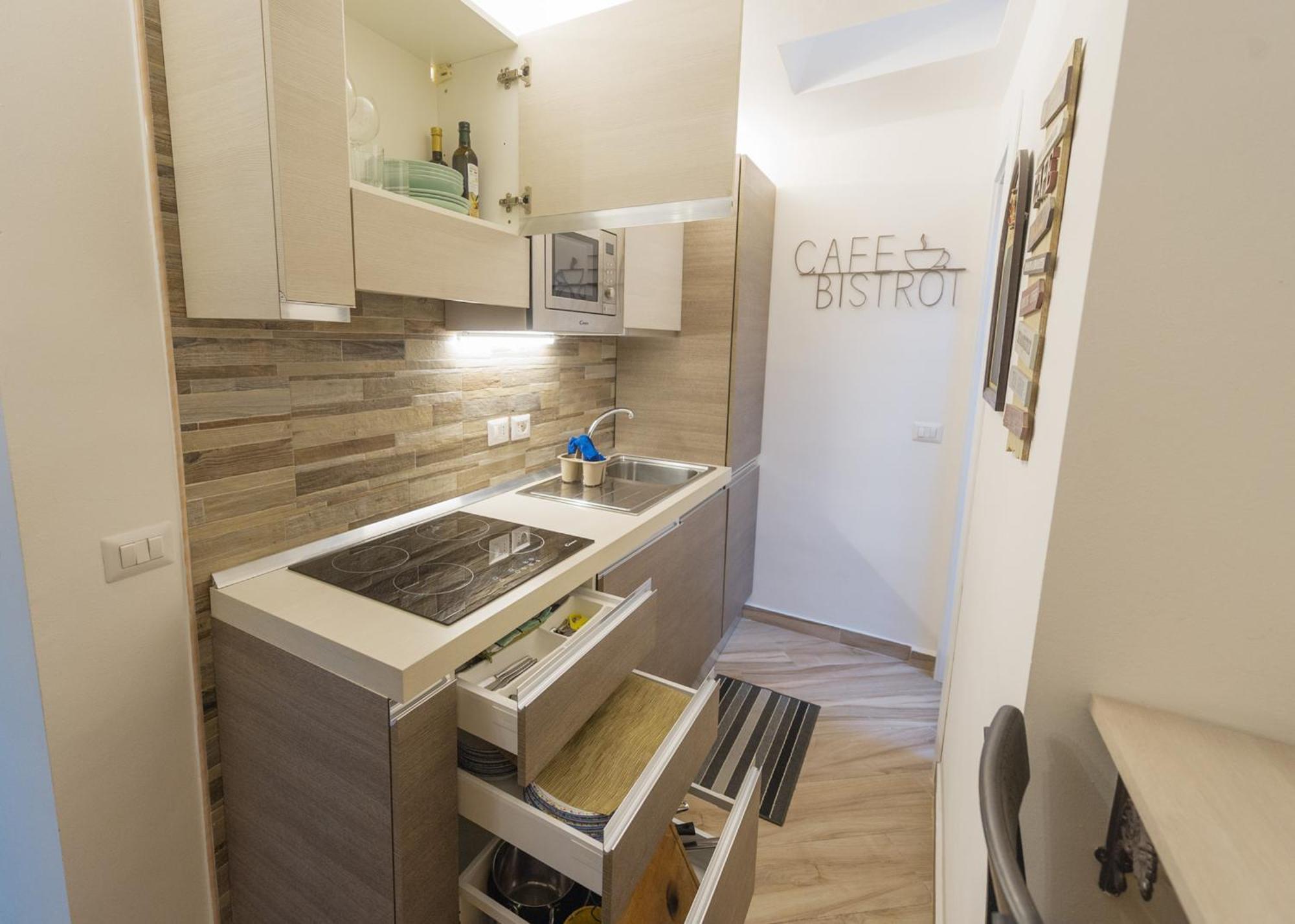 Apartment Deluxe Attic For 2, With Amazing Terrace And Poweful Wi-fi - Very Near The Metro, Position, Very Well Connected To Train Stations And Malpensa, Linate And Begramo Airports Milan