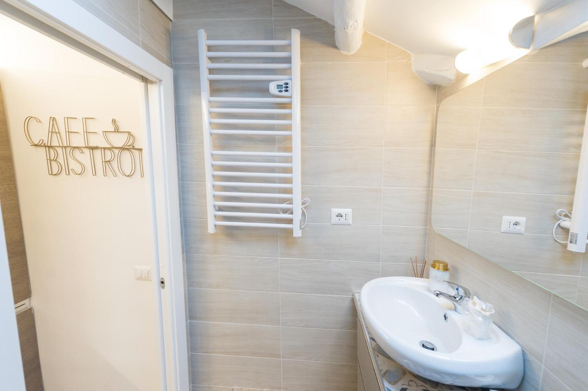 Apartment Deluxe Attic For 2, With Amazing Terrace And Poweful Wi-fi - Very Near The Metro, Position, Very Well Connected To Train Stations And Malpensa, Linate And Begramo Airports