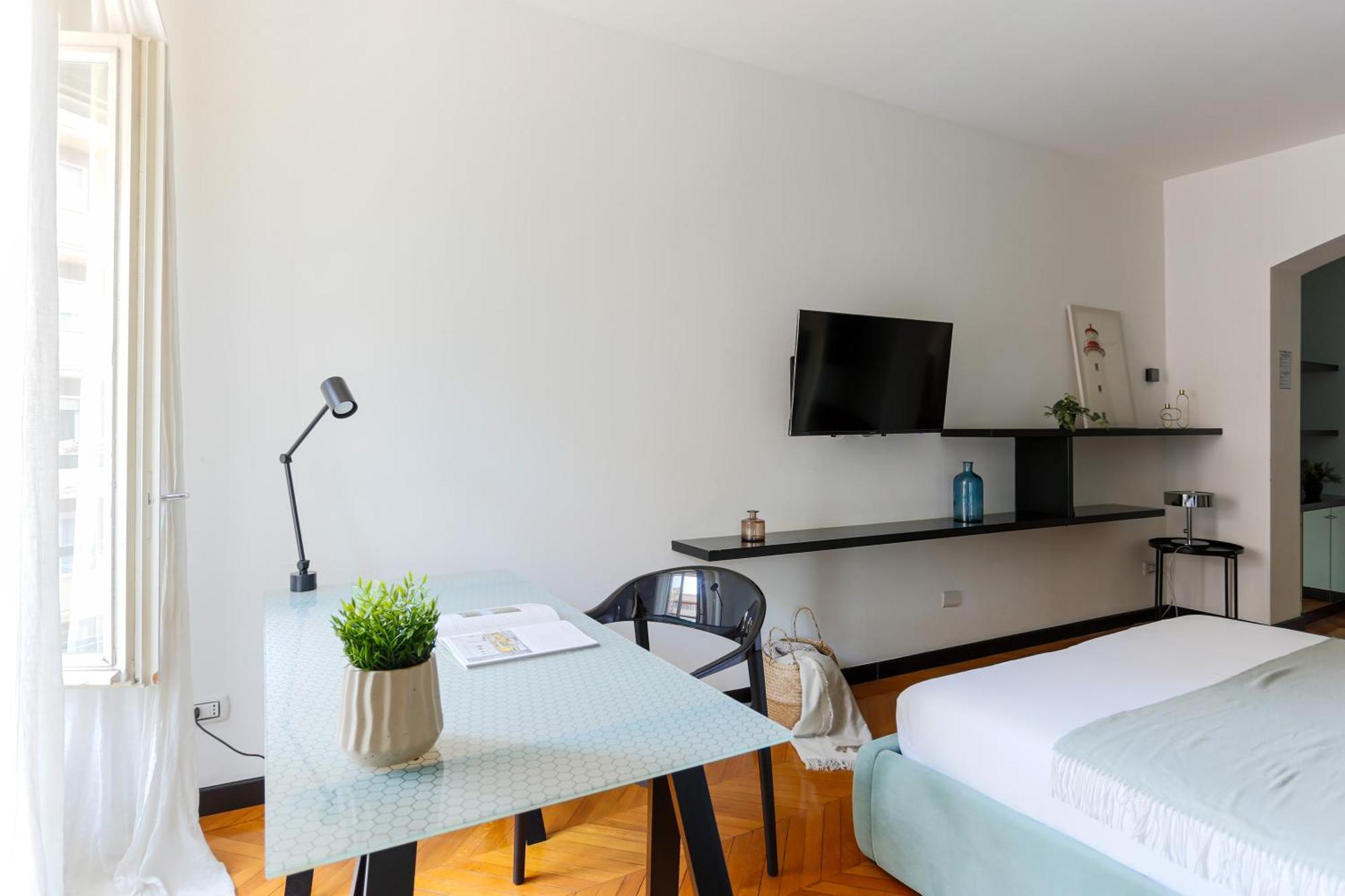 The Rent - Colorful In Station Apartment