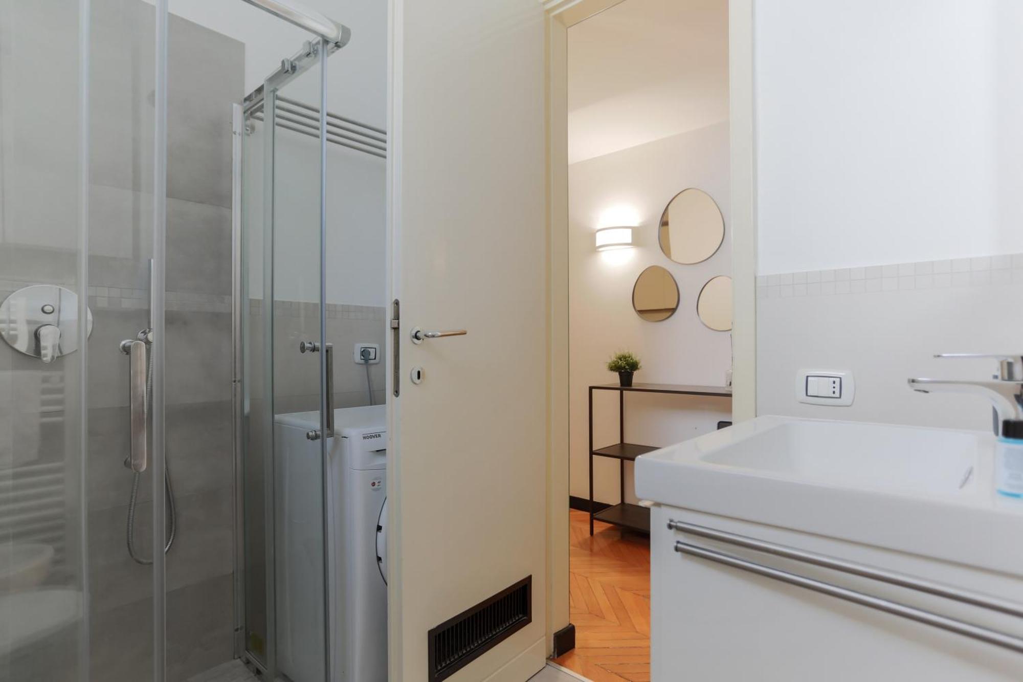 The Rent - Colorful In Station Apartment Milan