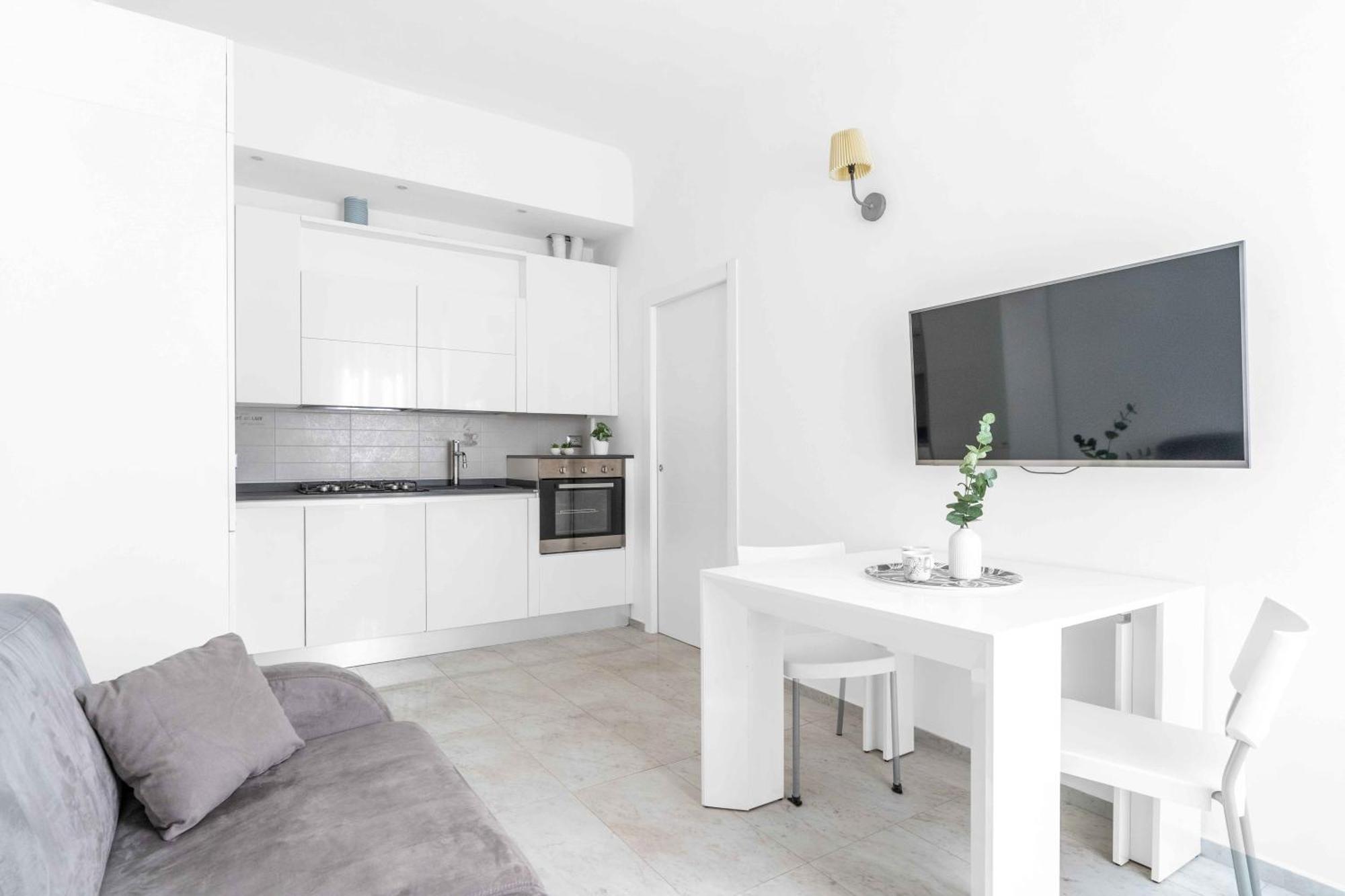 Bright Top-floor - 5mins Station Apartment *