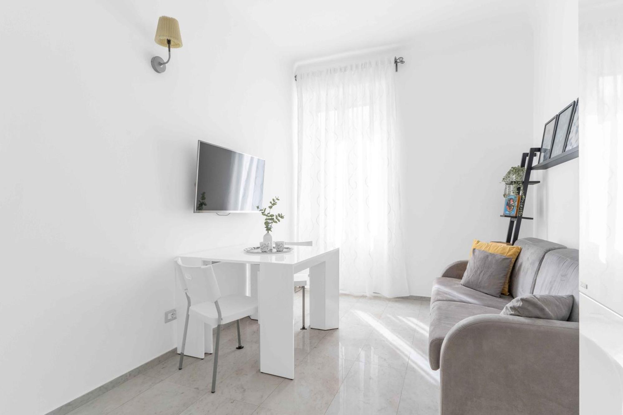 Bright Top-floor - 5mins Station Apartment *
