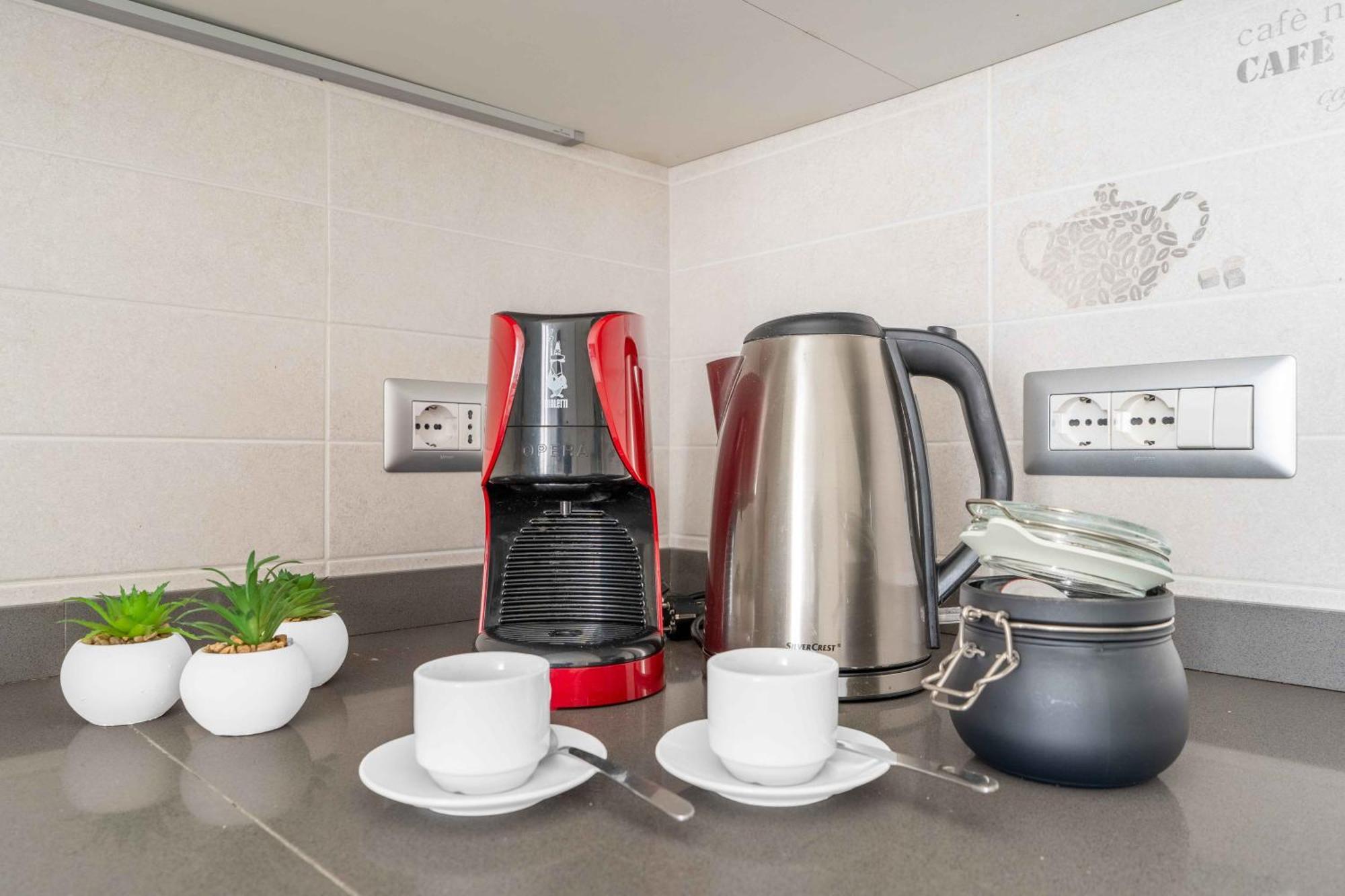 Bright Top-floor - 5mins Station Apartment Milan