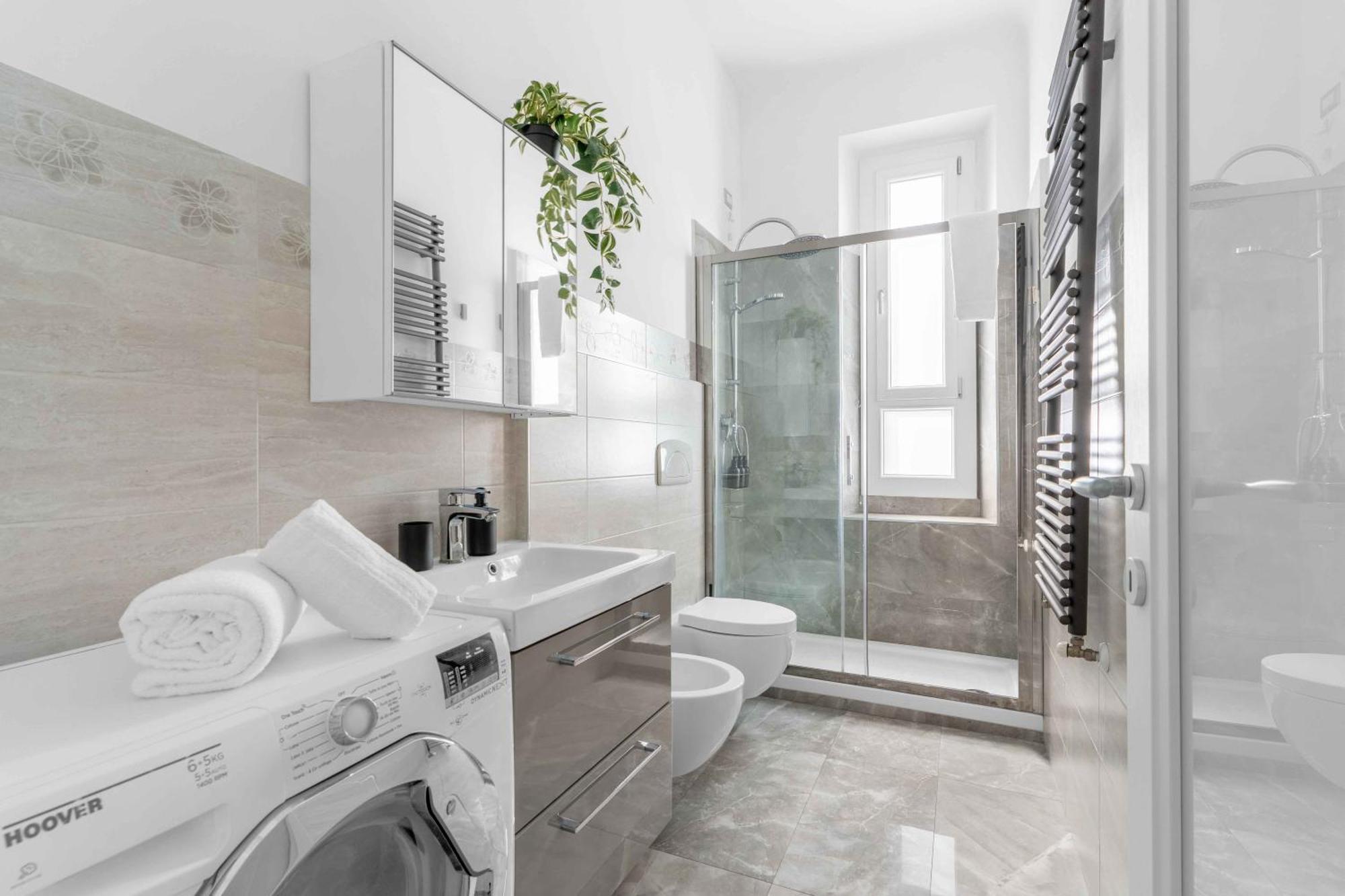 Bright Top-floor - 5mins Station Apartment *
